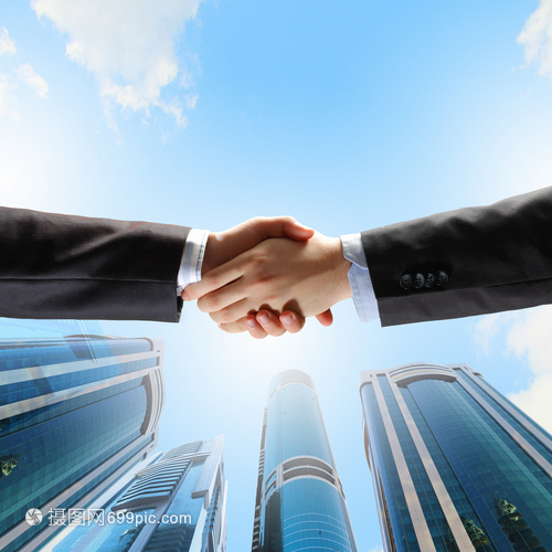 商務(wù)握手近距離的手與摩天大樓的形象
